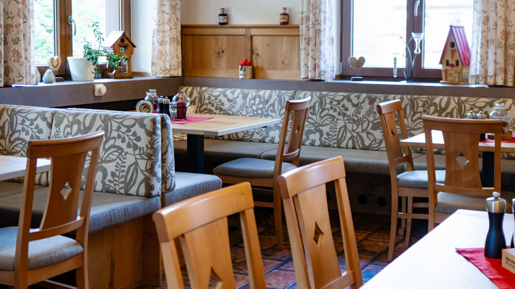 Tische, Stühle und Bänke im Gastraum