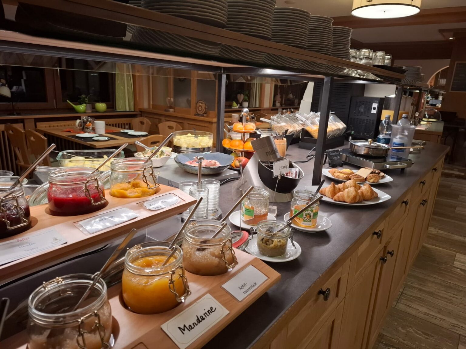 Das Frühstücksbuffet des Landgasthof Sonne mit verschiedenen Marmeladen, Honig, Croissants, und vielem mehr