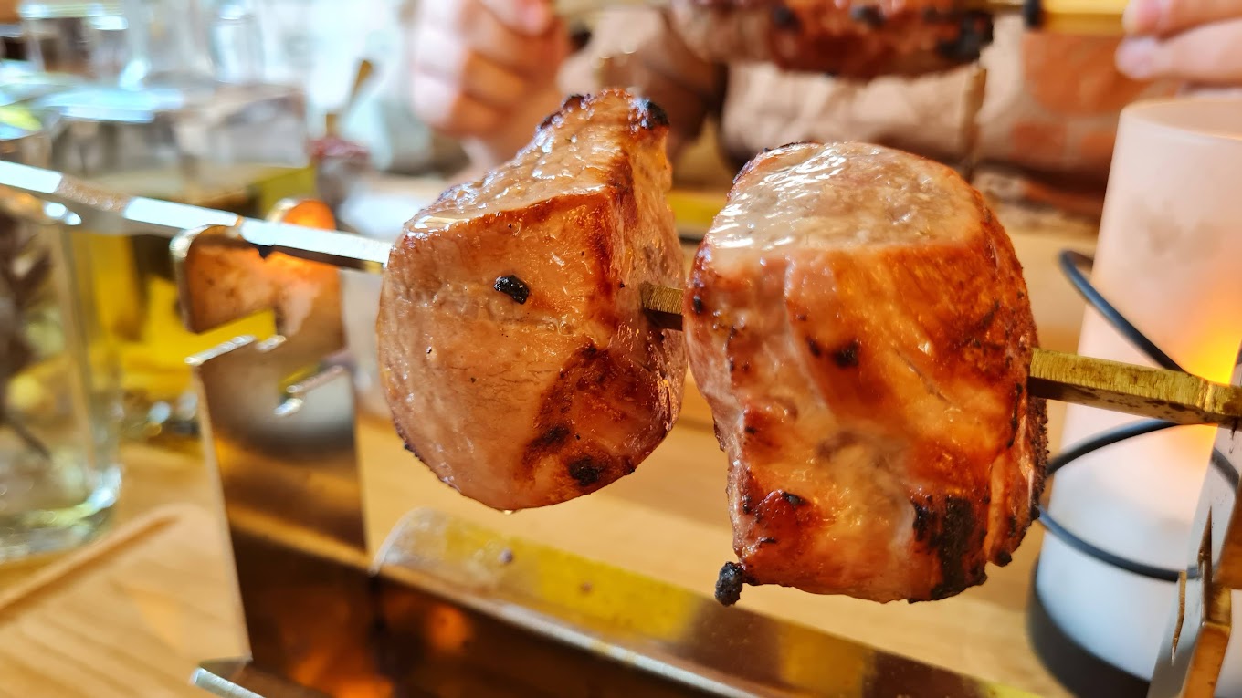 Zwei Stücke Fleisch auf dem Spieß überm Grill während einer Burn a Brettle Veranstaltung