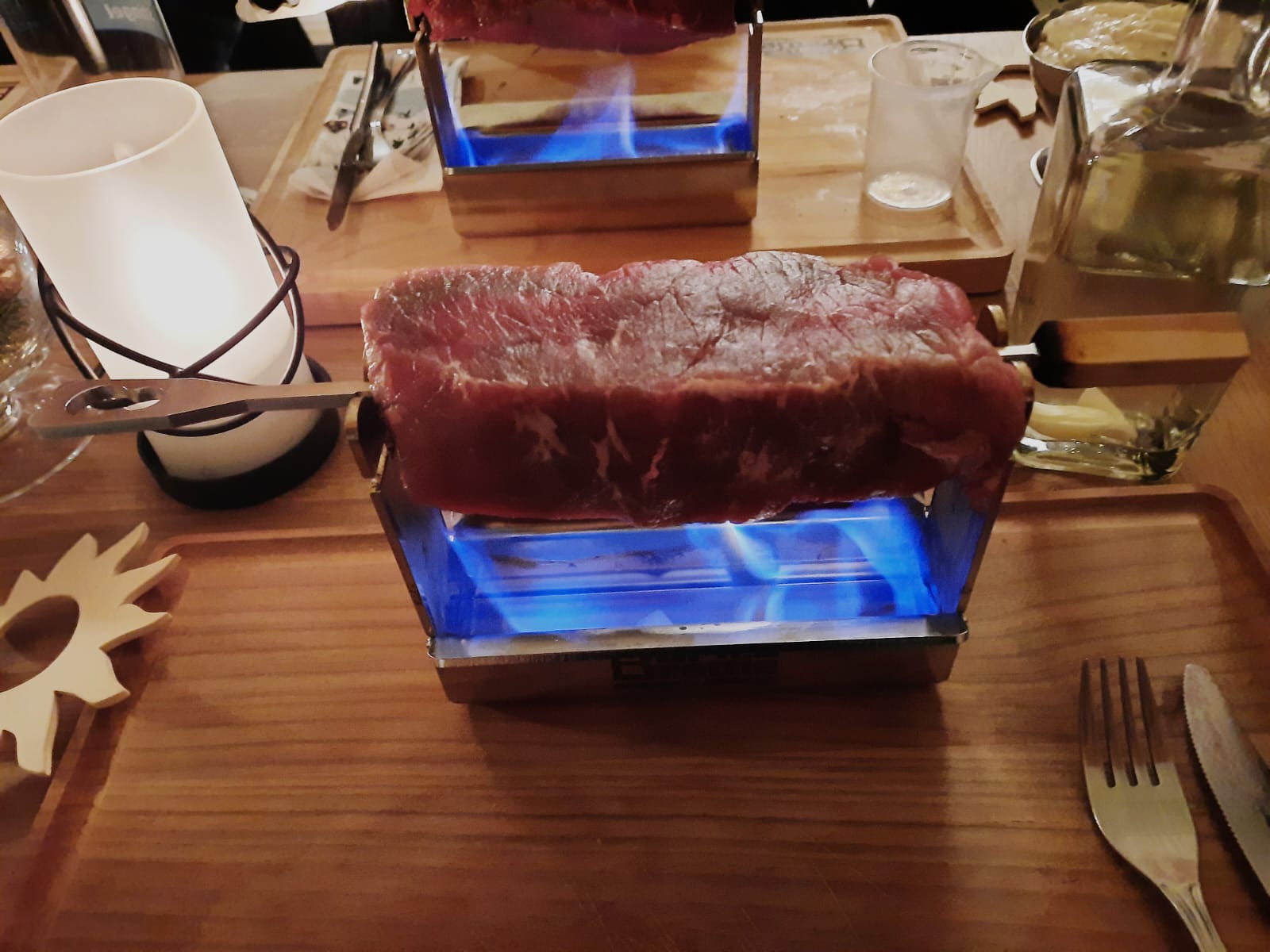 ein noch rohes Steak über dem Grill während eines Burn a Brettle Abends