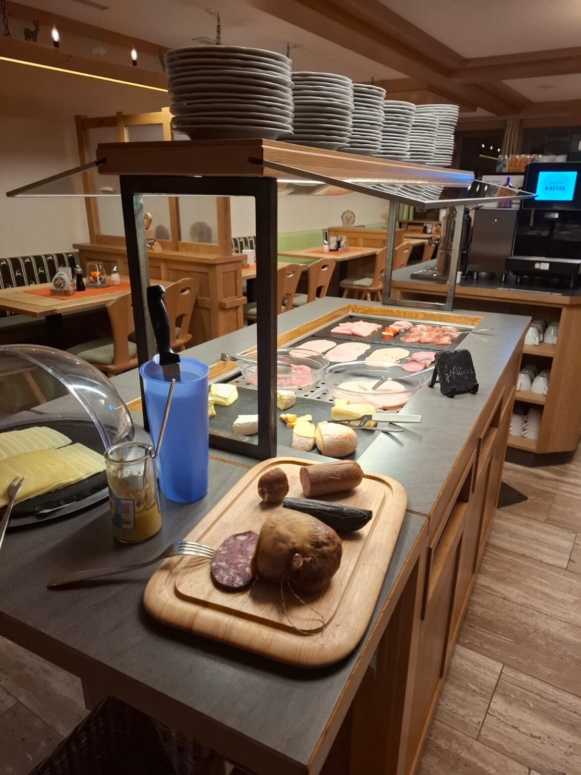 Die Wurst- und Käseauswahl beim Frühstücksbuffet