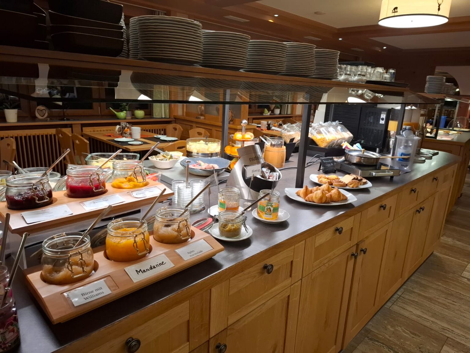 Das Frühstücksbuffet des Landgasthof Sonne mit verschiedenen Marmeladen, Honig, Croissants, und vielem mehr