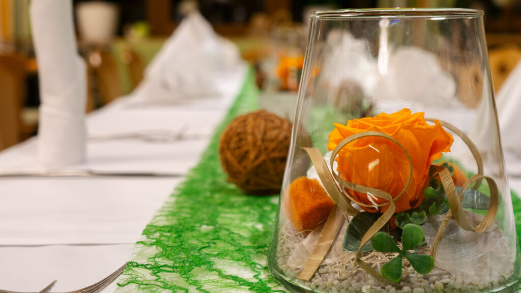 Detailaufnahme der Dekoration einer Geburtstagstafel