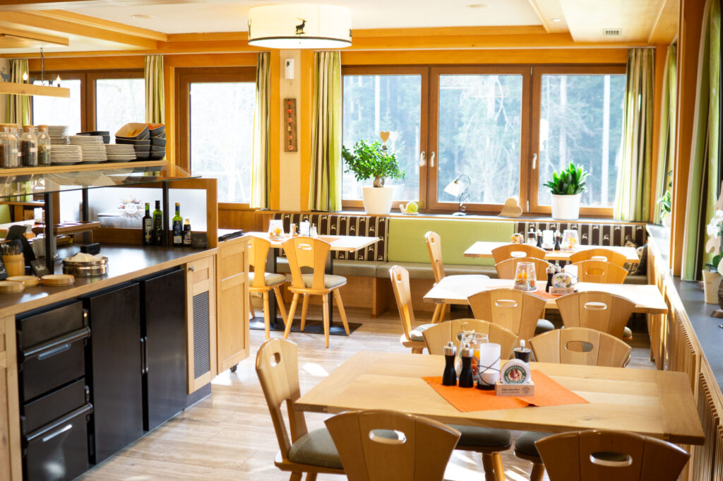 Blick in den großen Saal. Im linken Bildbereich ist das Frühstückbuffet zu sehen