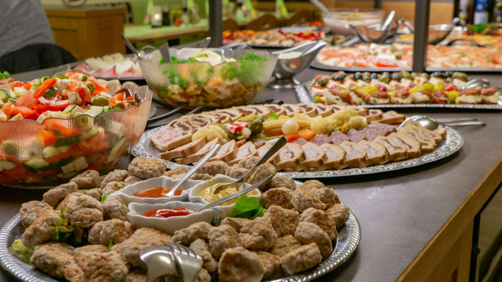 Das kalte Buffet während der Küchenparty