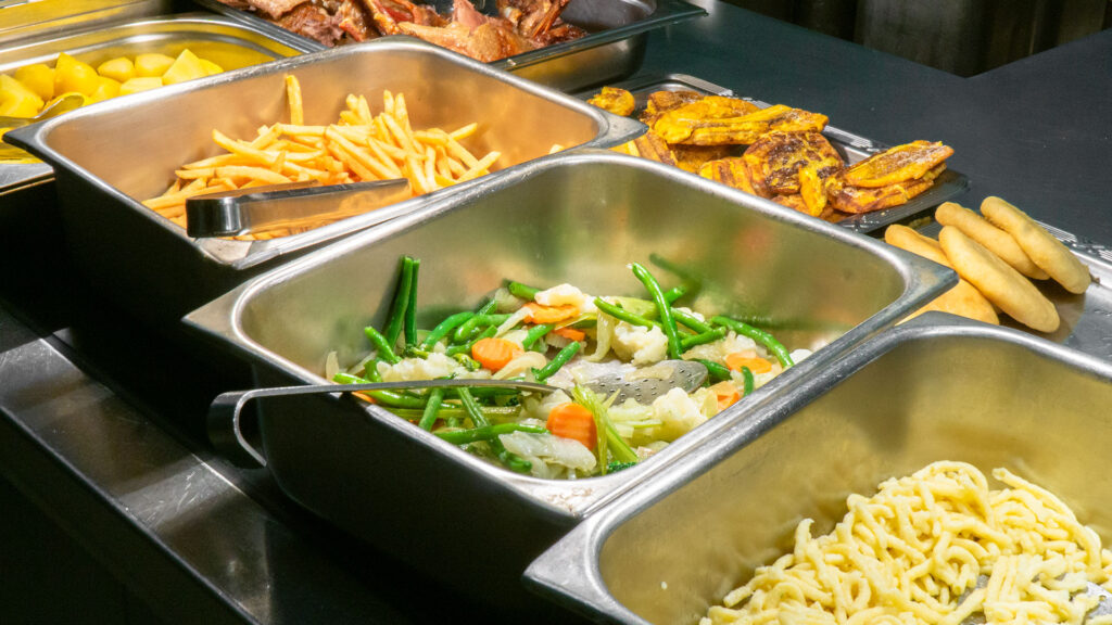 Verschiedene Beilagen während der Küchenparty, unter anderem Pommes, Gemüse, Spätzle