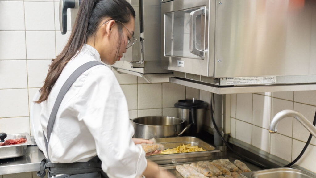 Das Küchenteam bei der Arbeit während der Küchenparty