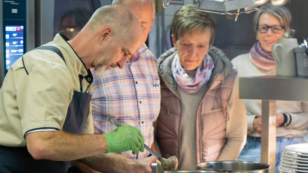 Das Küchenteam bereitet während der Küchenparty die Speisen direkt vor den Augen der Gäste zu