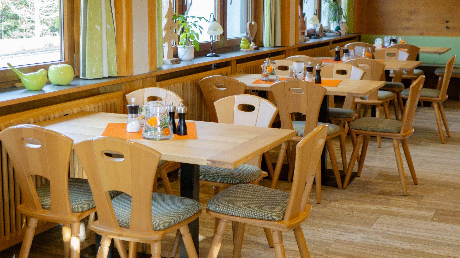 Eine Reihe von Tischen im Saal des Landgasthof Sonne