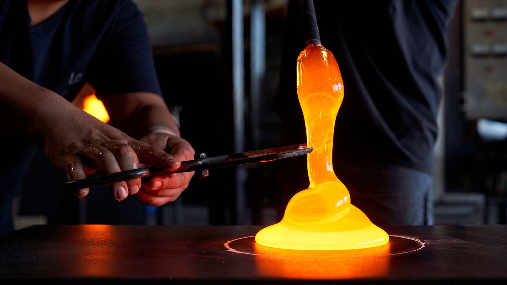 Großaufnahme von Arbeiten in einer Glasbläserei.