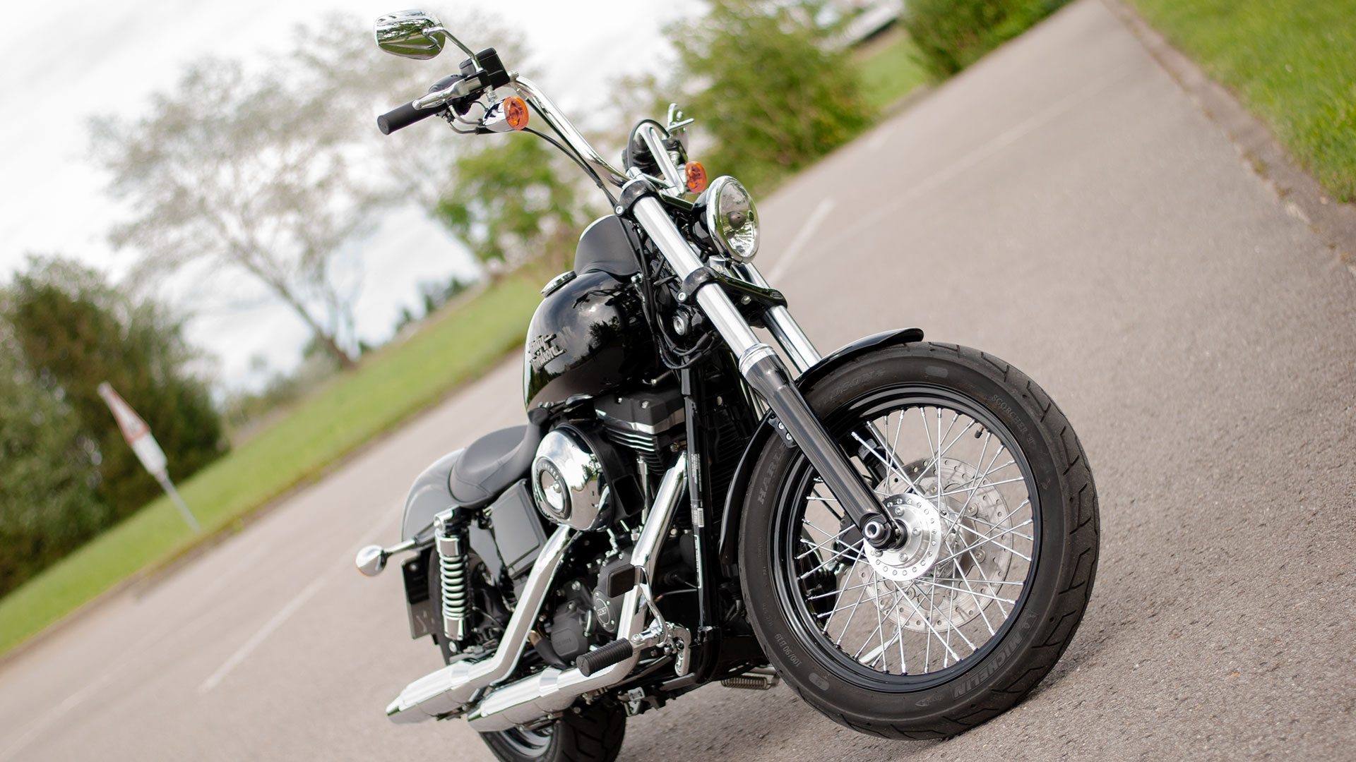 Eine Harley Davidson steht auf einem Parkplatz