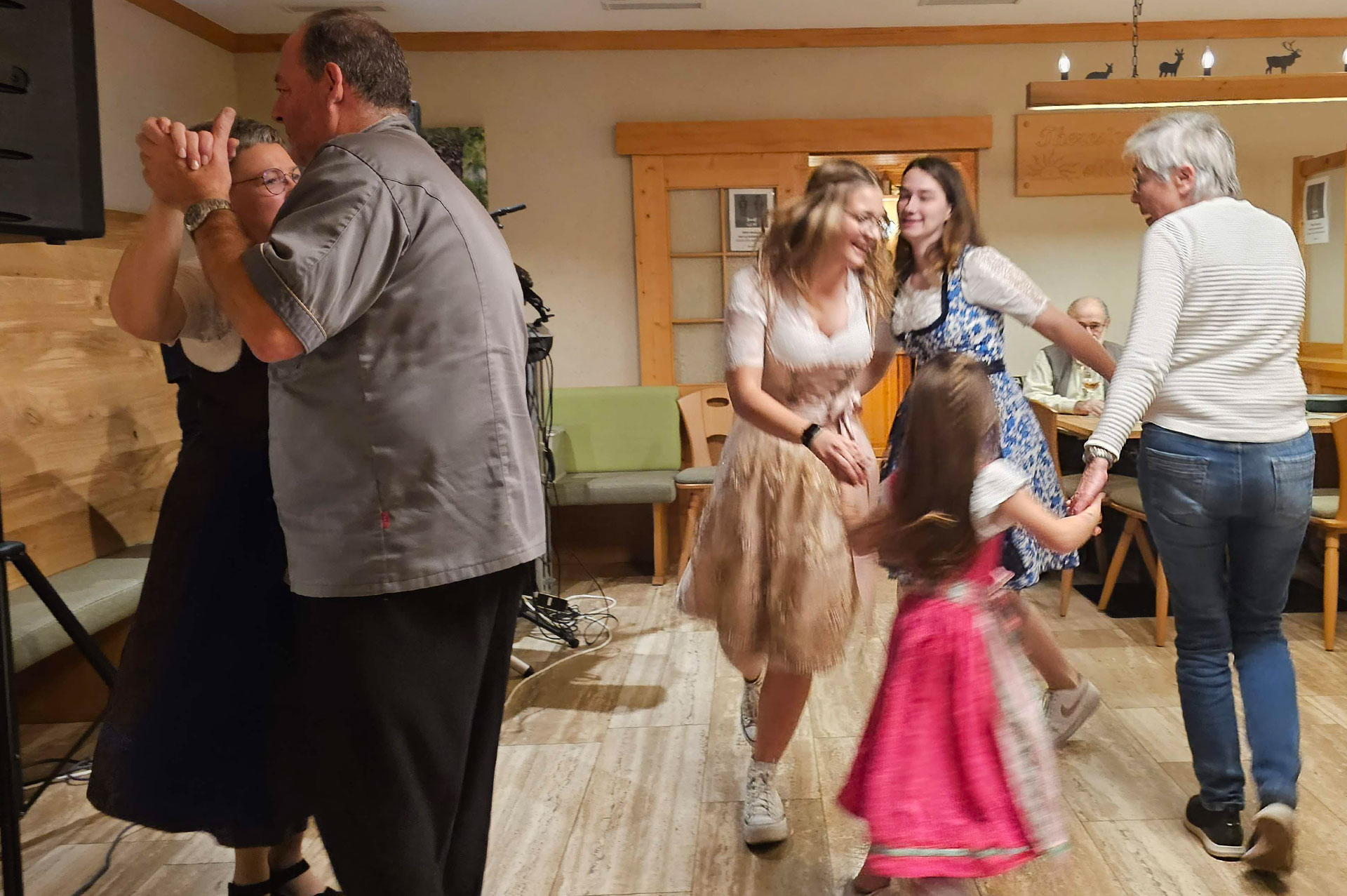 Gäste im Dirndl beim Tanz währen des Bayrischen Abends