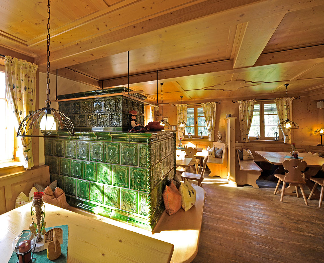 Blick ins Theresienstüble. In der linken Bildhälfte befindet sich der grüne Kachelofen