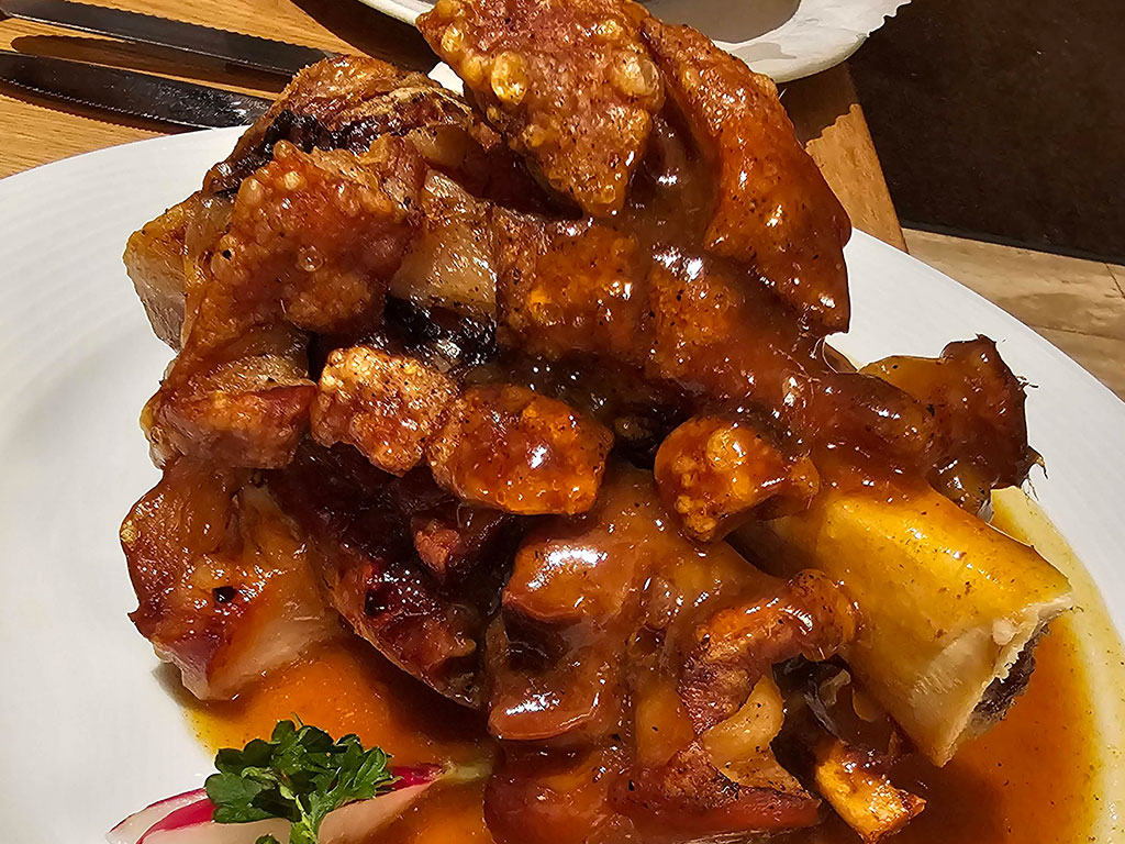 Großaufnahme einer knusprigen Schweinshaxe