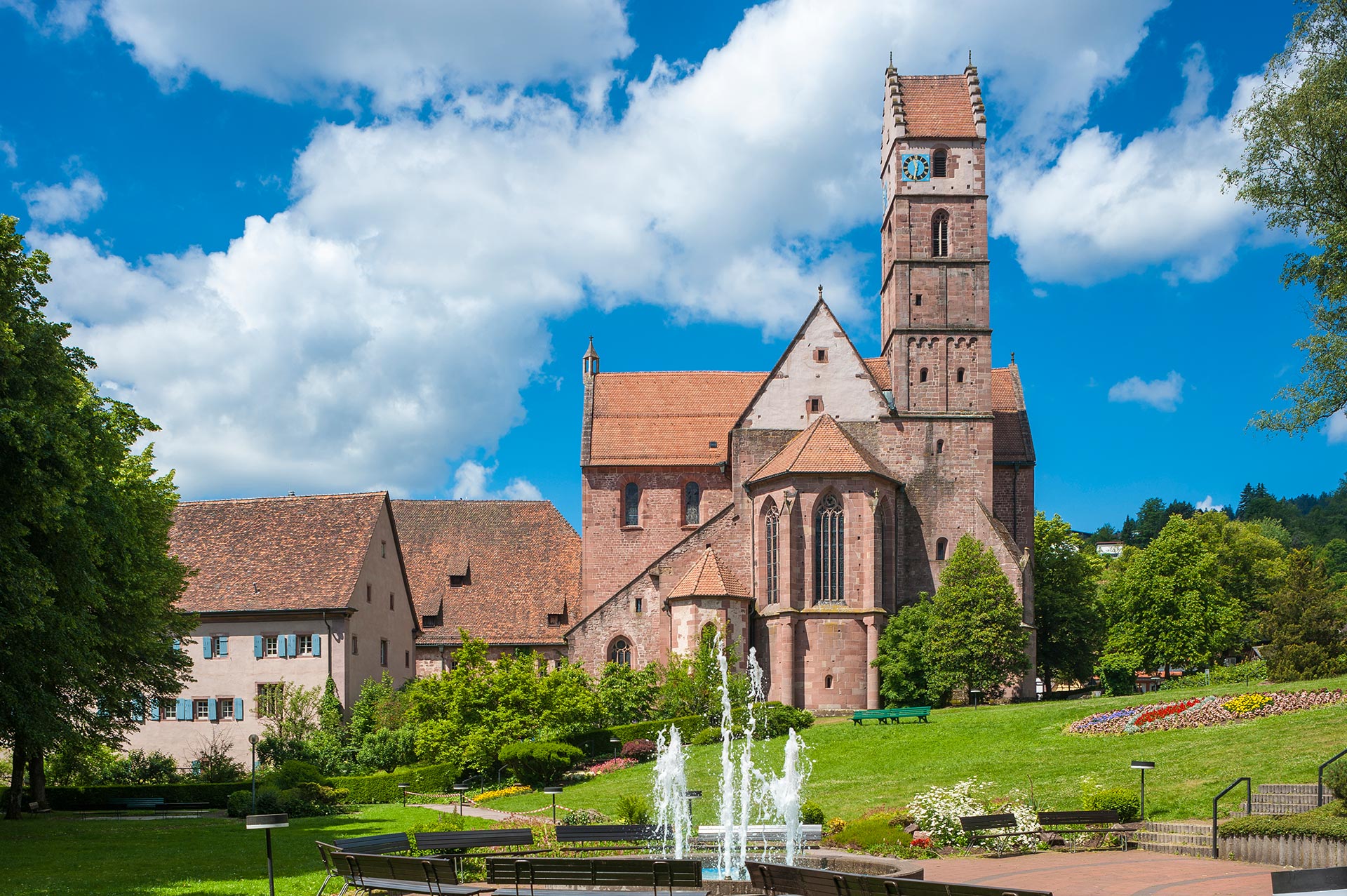 Das Kloster Alpirsbach vom Klostergarten aus gesehen, im Vordergrund befindet sich ein Springbrunnen